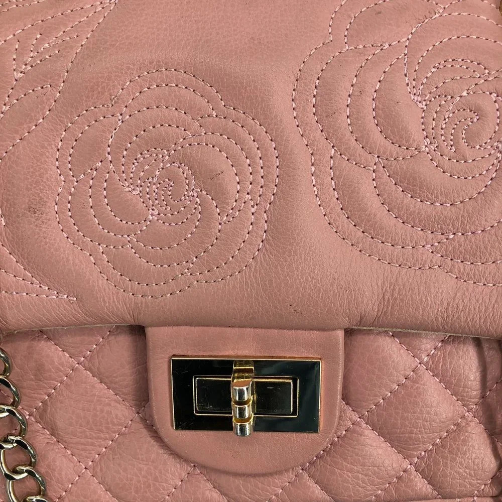 Baby pink quilted purse with chain strap and gold-toned hardware - Picture 2 of 15